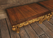 王家の金飾りテーブル.jpg